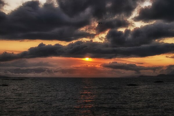 Nubes negras sobre los océanos