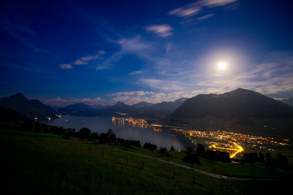 Città Svizzera notturna sul lago