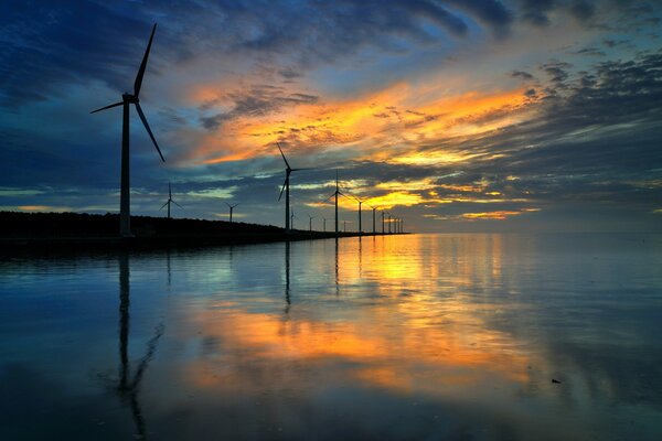 Molinos de viento crepusculares en el fondo del agua