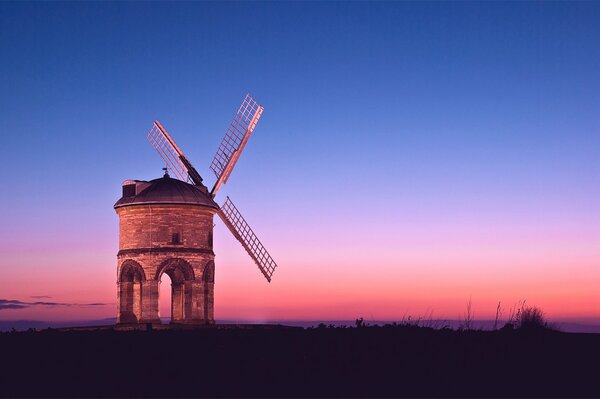 Coucher de soleil rose sur le ciel du soir. Moulin