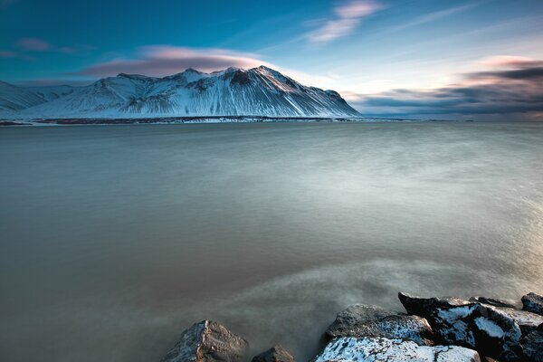 Rocas en la costa del océano y la nieve