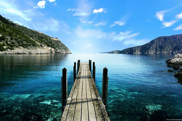 Ponte sul mare blu che conduce direttamente al cielo