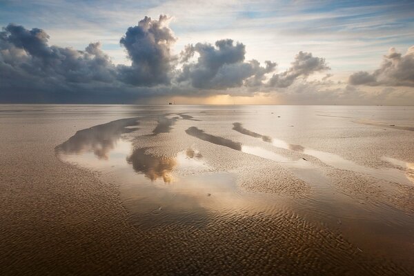 Nuages qui font rage sur fond de plage sereine