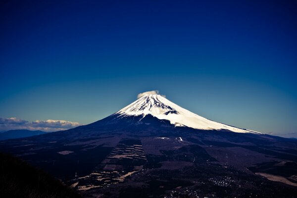 Volcán japonés en el resplandor del sol