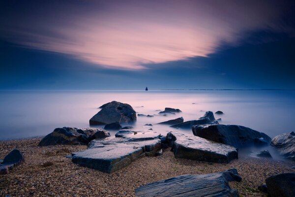 Steine am Meer am Abend