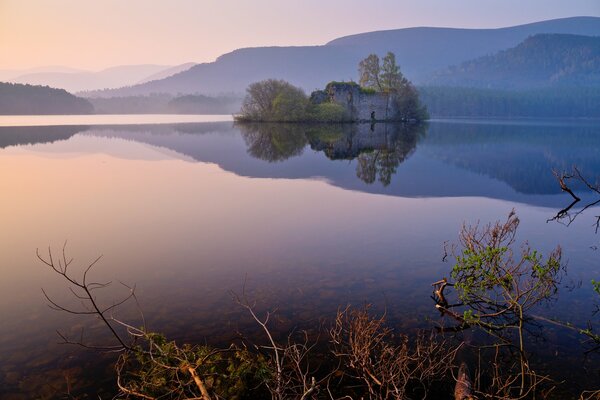 Lac du soir sur fond de collines