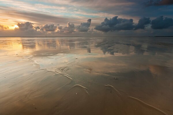 Sandiger, einsamer Strand mit kristallklarem Wasser