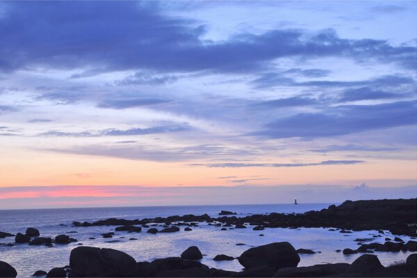 Cielo crepuscular sobre el mar azul