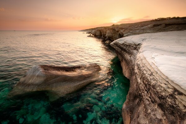 Coucher de soleil orange sur les rives de Chypre