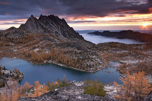 Nature de montagne sur fond de coucher de soleil