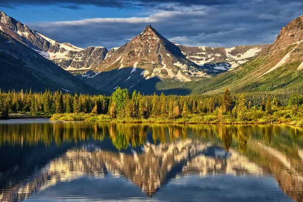 Espejo de lago de montaña