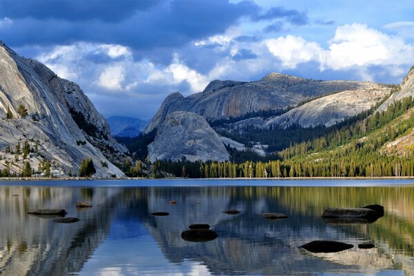 Reflexion von Wolken und blauem Himmel im See