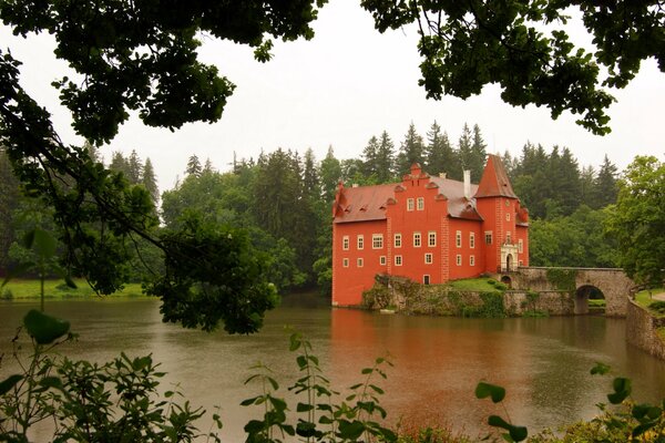 Ein wunderbares Schloss auf einem Teich unter Bäumen