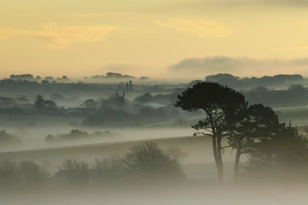 Eine Stadt im Nebel Englands