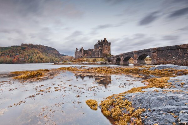 Antiguo castillo de otoño con puente