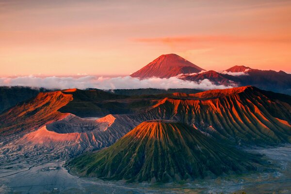 Indonesien Vulkan Sonne steht gerade auf