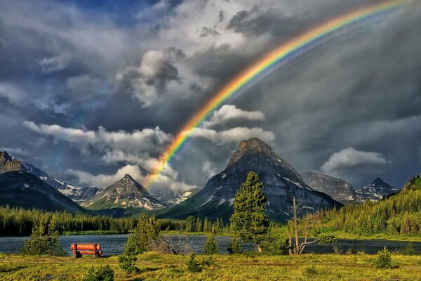 Ein schöner Regenbogen unter einem düsteren Himmel in den Bergen