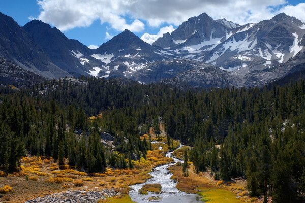 A stream that goes far into the mountains