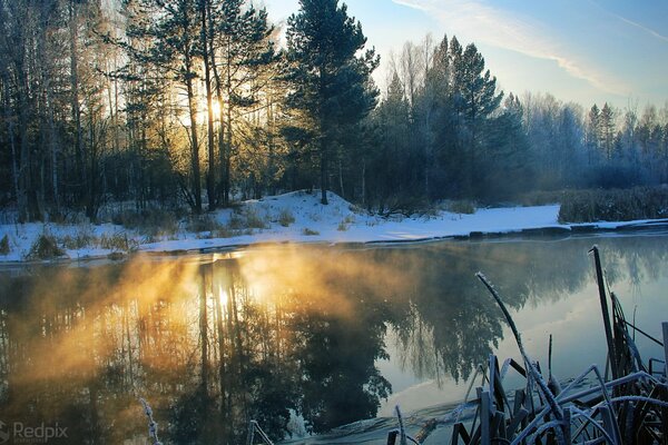 La luz del sol de la mañana en el río de invierno