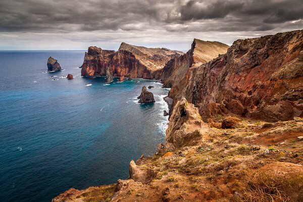 Falaises majestueuses qui partent dans la mer