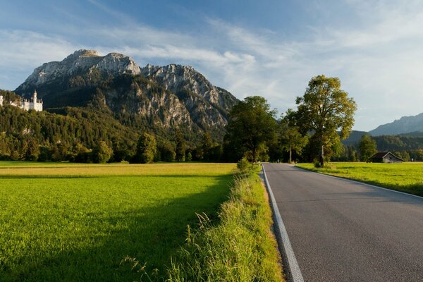 Route panoramique vers le château de montagne