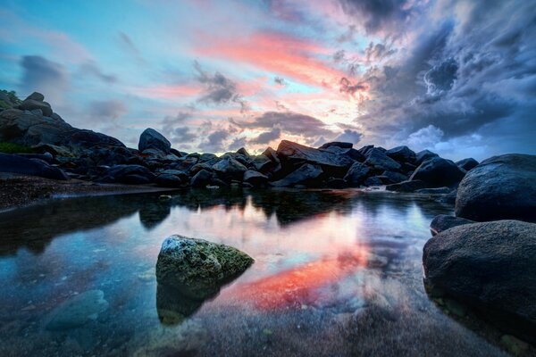 Nachtlandschaft Steine im Meer