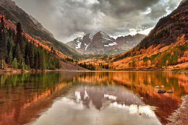 Berglandschaft mit Wolken, die sich im See widerspiegeln