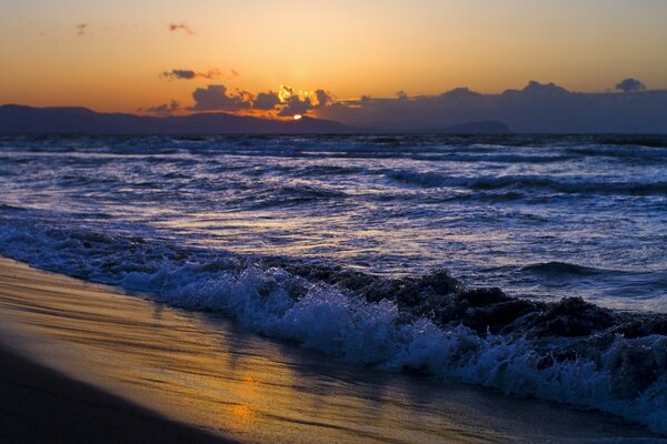 Sonnenuntergang in den Wolken am Meer