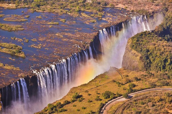 Водопад в Замбии с разноцветной радугой