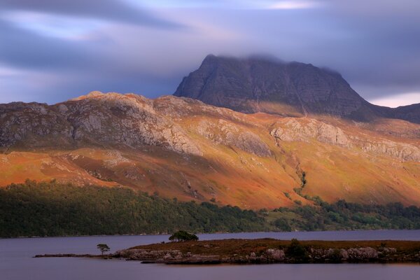 Puesta de sol sobre un lago y montañas en el Reino Unido