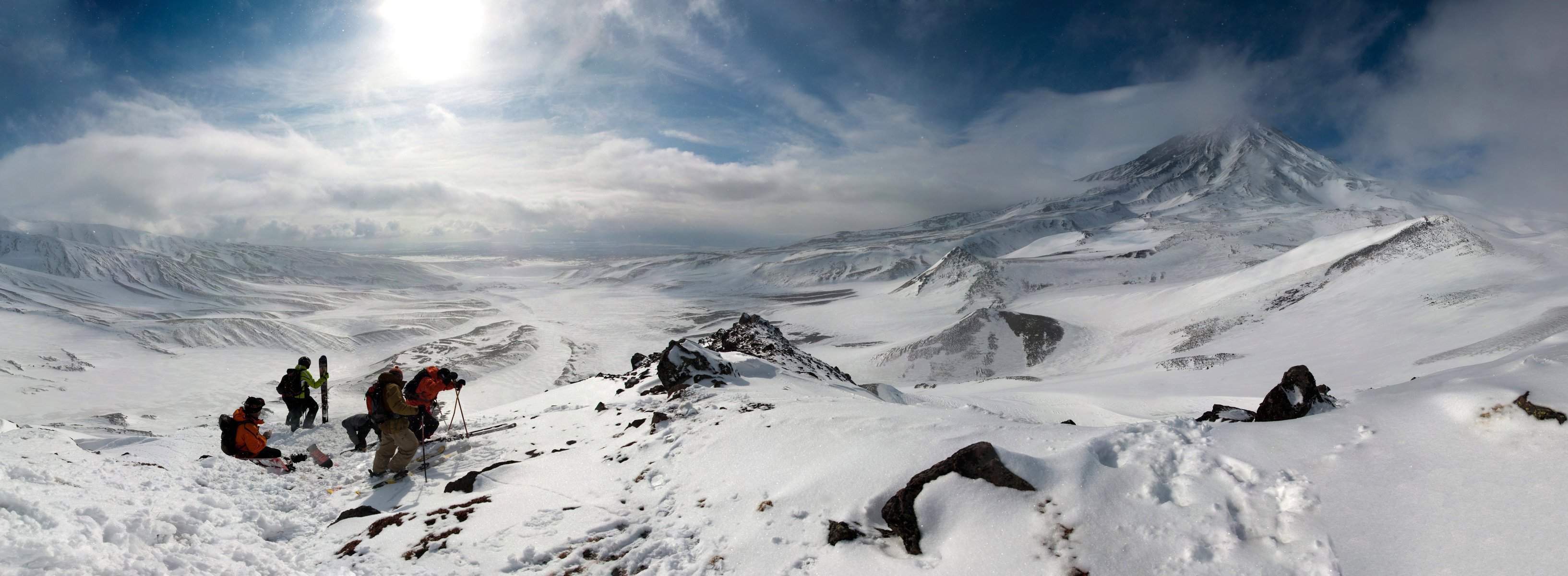 paesaggio montagna sciatori snowboarder panorama tempo libero sport sole nuvole neve discesa natura grandi dimensioni sfondi