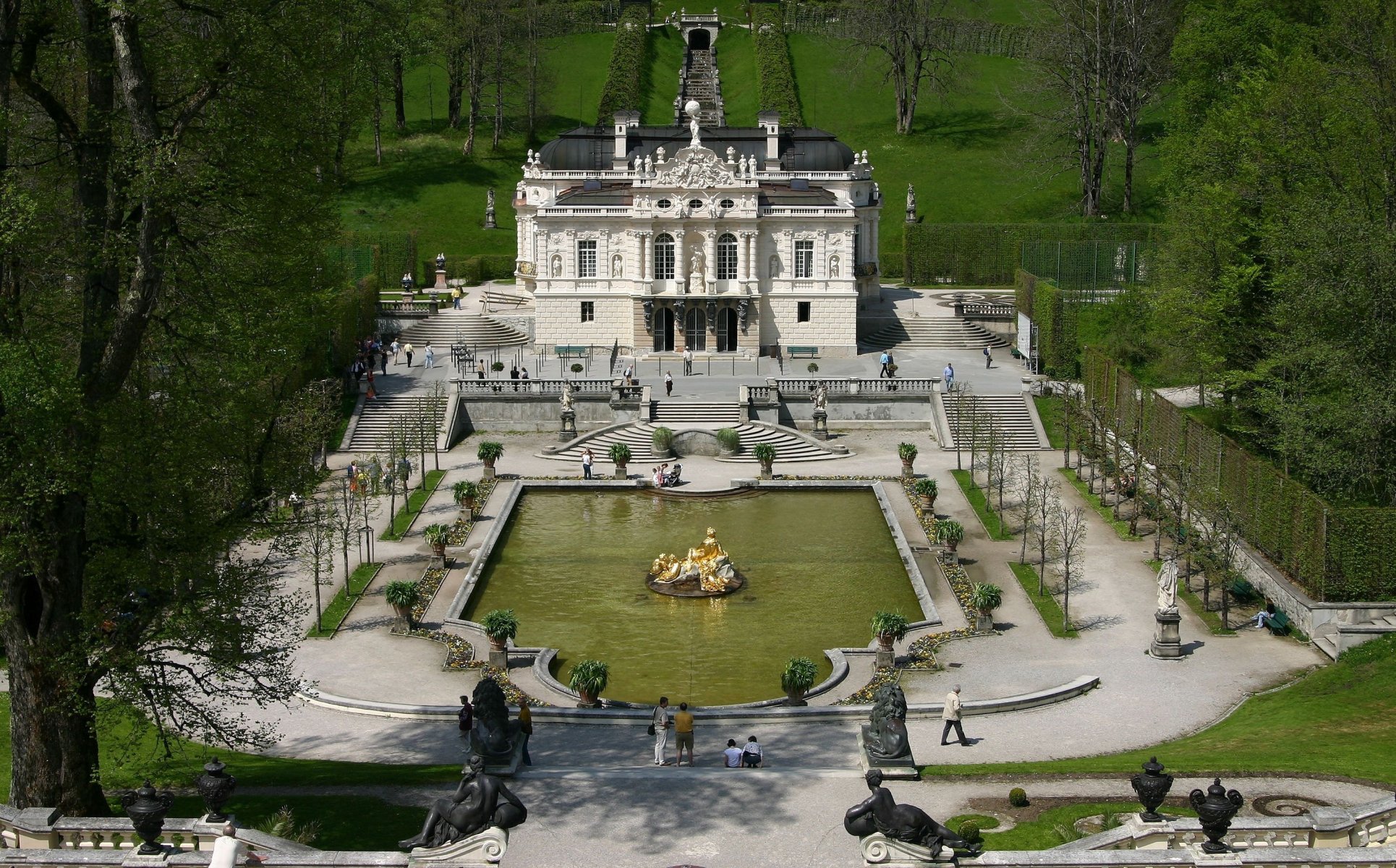 castello di linderhof baviera germania castello castelli fontana sculture oro parco alberi