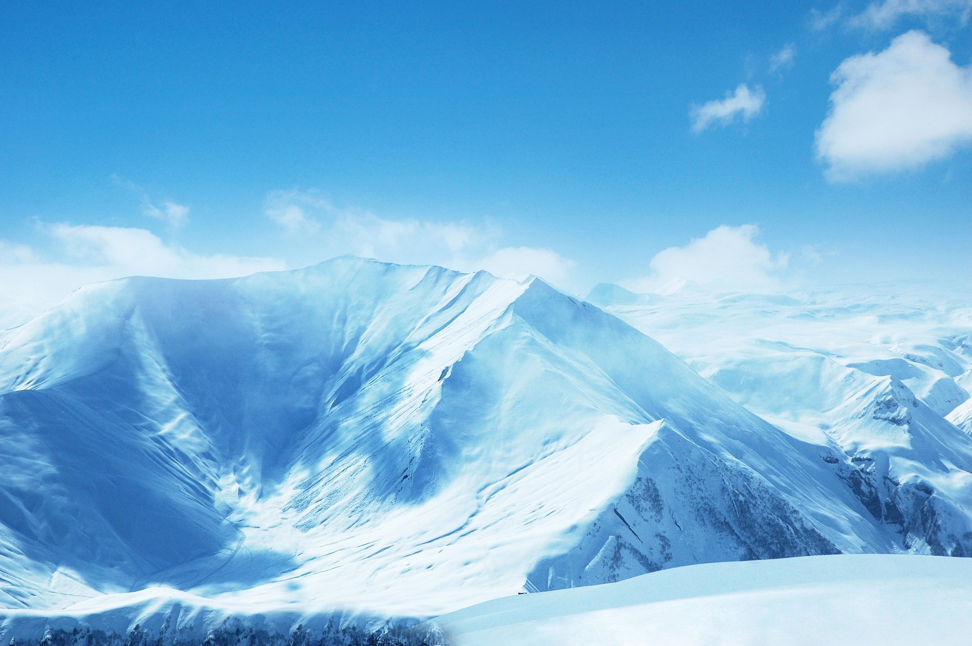 montagna pendio innevato paesaggio blu cielo nuvole