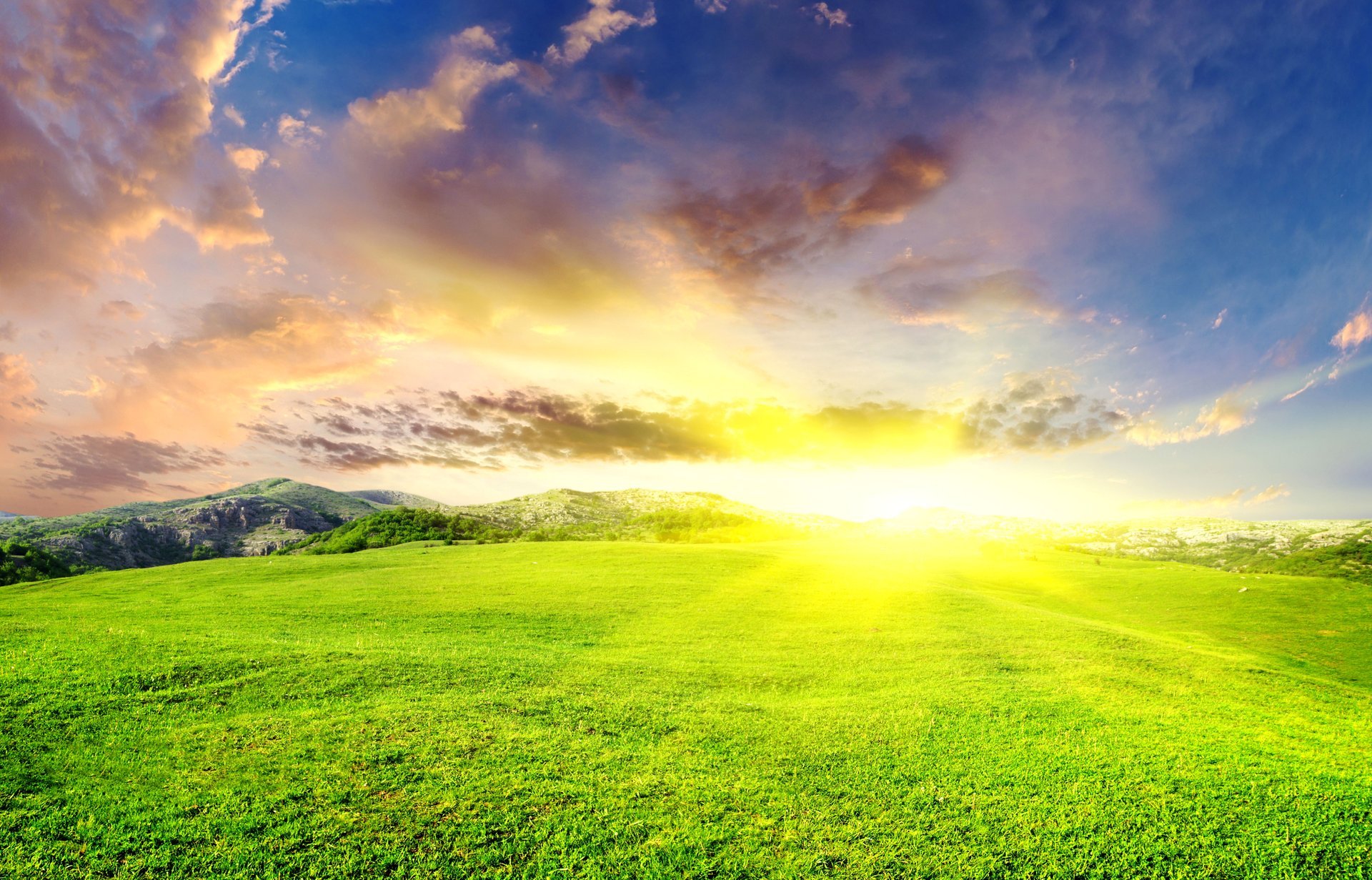 rayon de soleil paysage éblouissant soleil été montagnes clairière ciel nuages