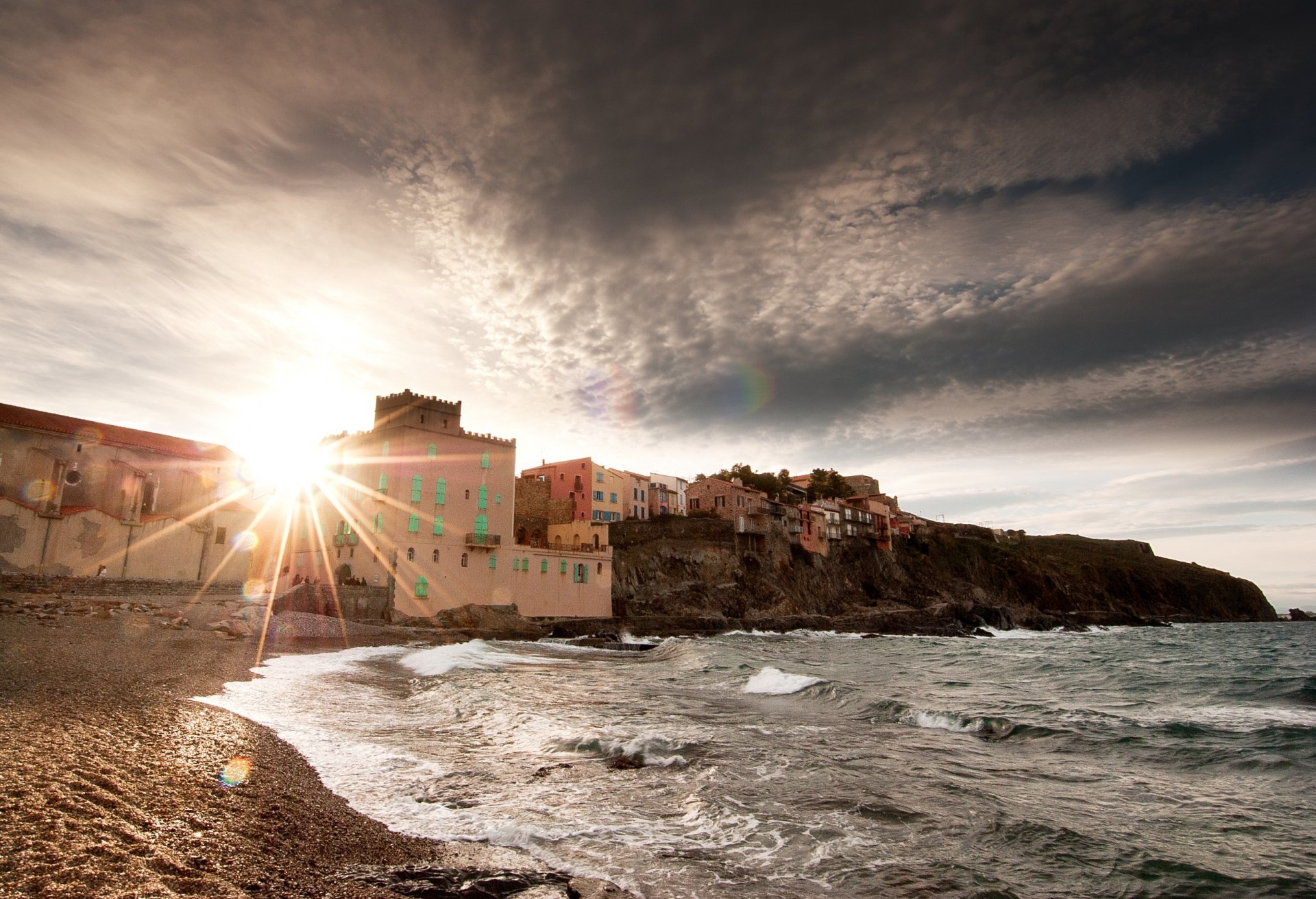 paesaggio spiaggia spiaggia mare onde sole cielo roccia casa