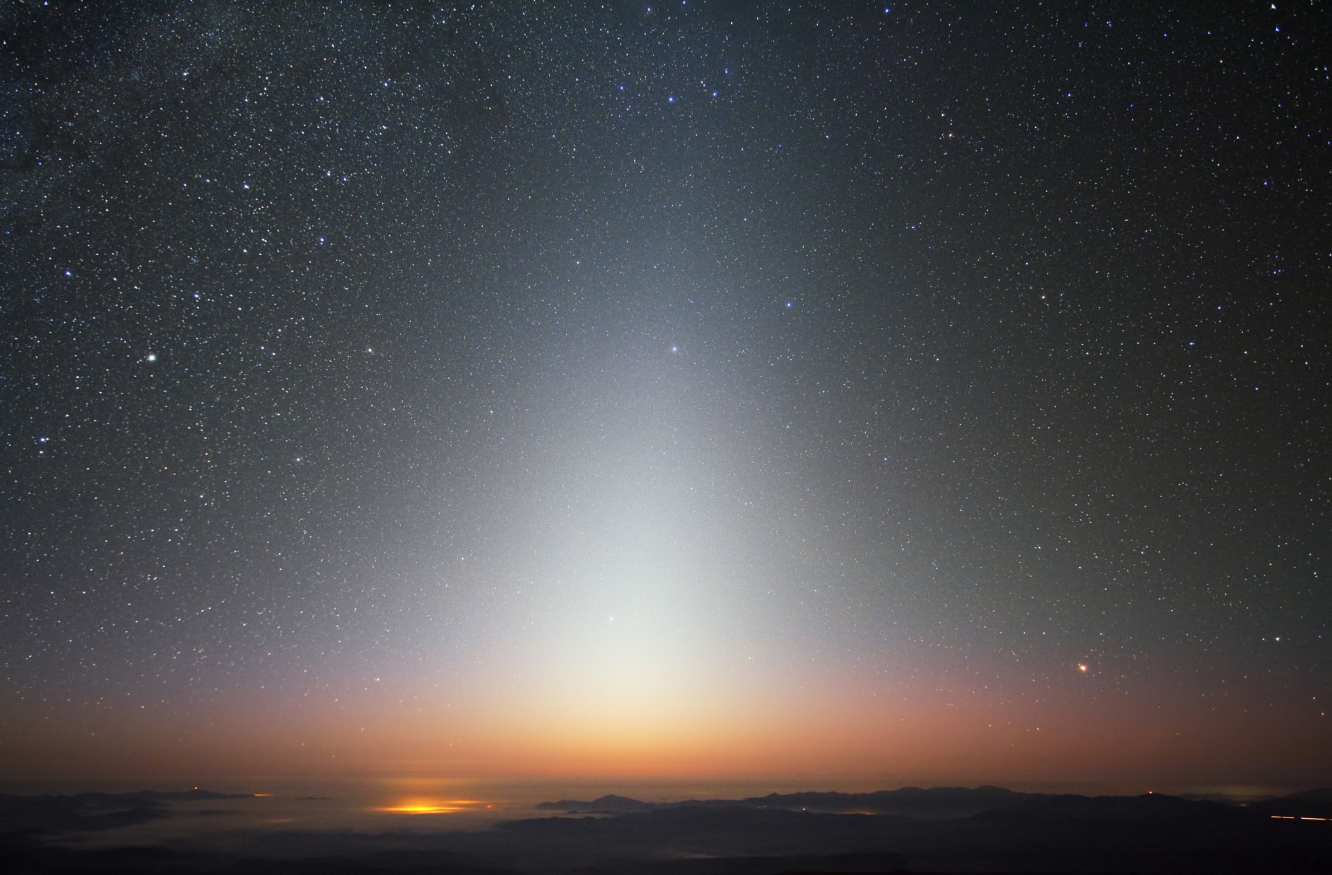 zodiaque lumière ciel étoiles ville lumières montagnes brouillard