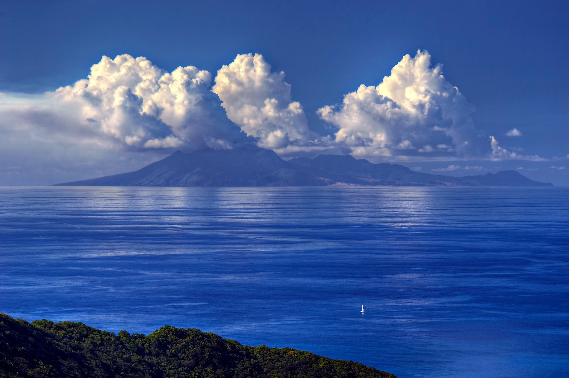 cielo nuvole mare montagne barca a vela