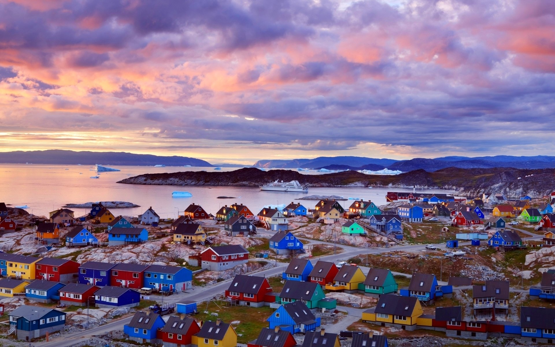 groenland côte banquise ferry maisons multicolore montagnes nuages coucher de soleil rose