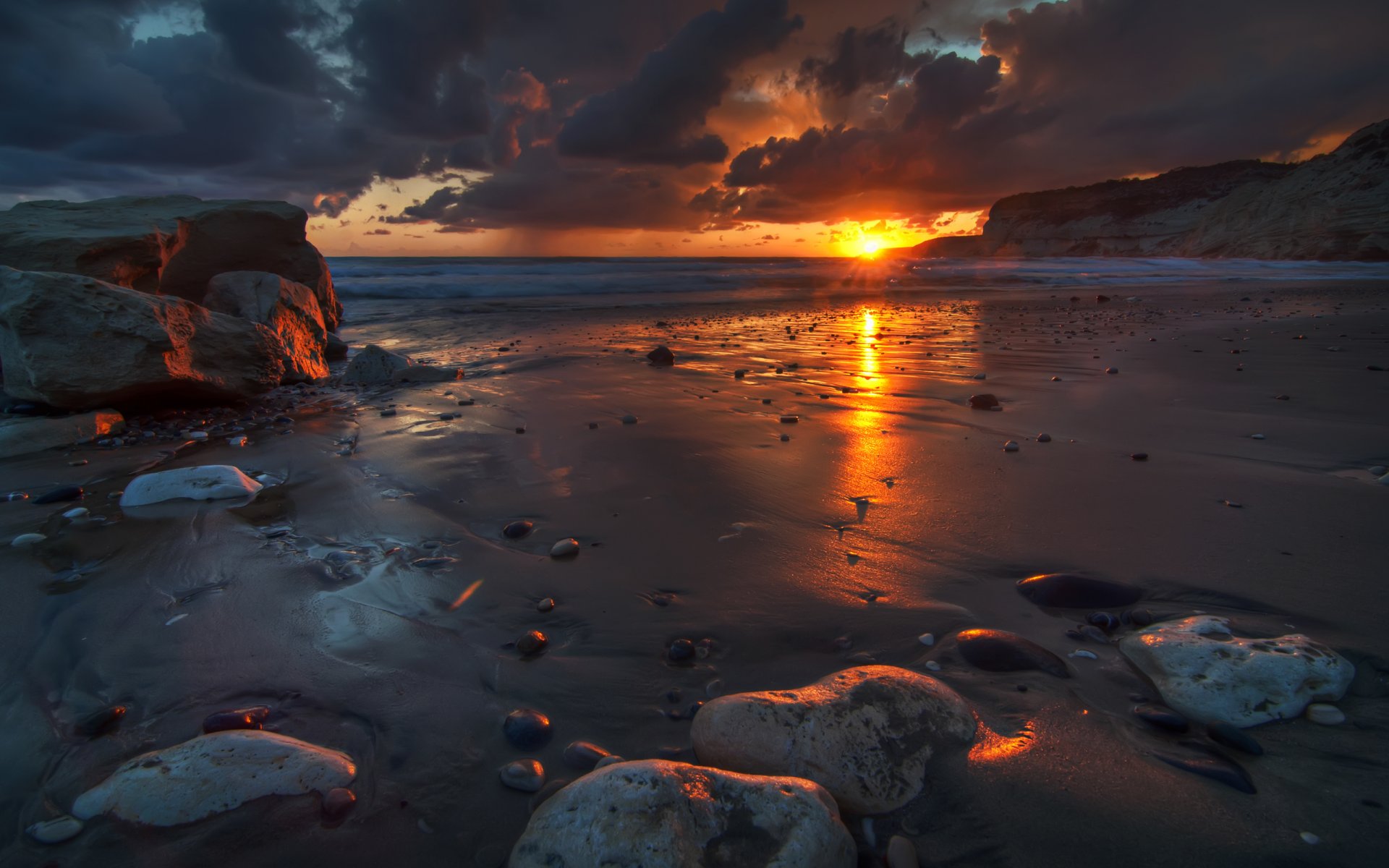 landschaft natur sonnenaufgang sonnenaufgang sonne himmel wolken farben ozean wasser wellen ufer sand steine reflexion sonnenuntergang farben felsen 2560x1600