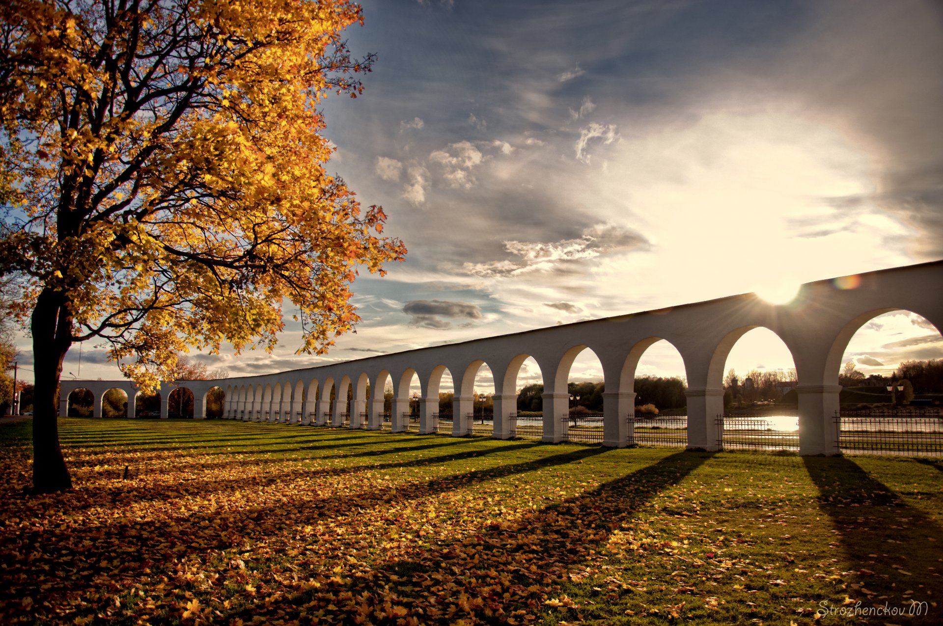 veliky novgorod yaroslav s court arcade gostiny dvor autumn leaves russia tree sun birthplace shopping arcade an ancient city santa barbara wallpaper