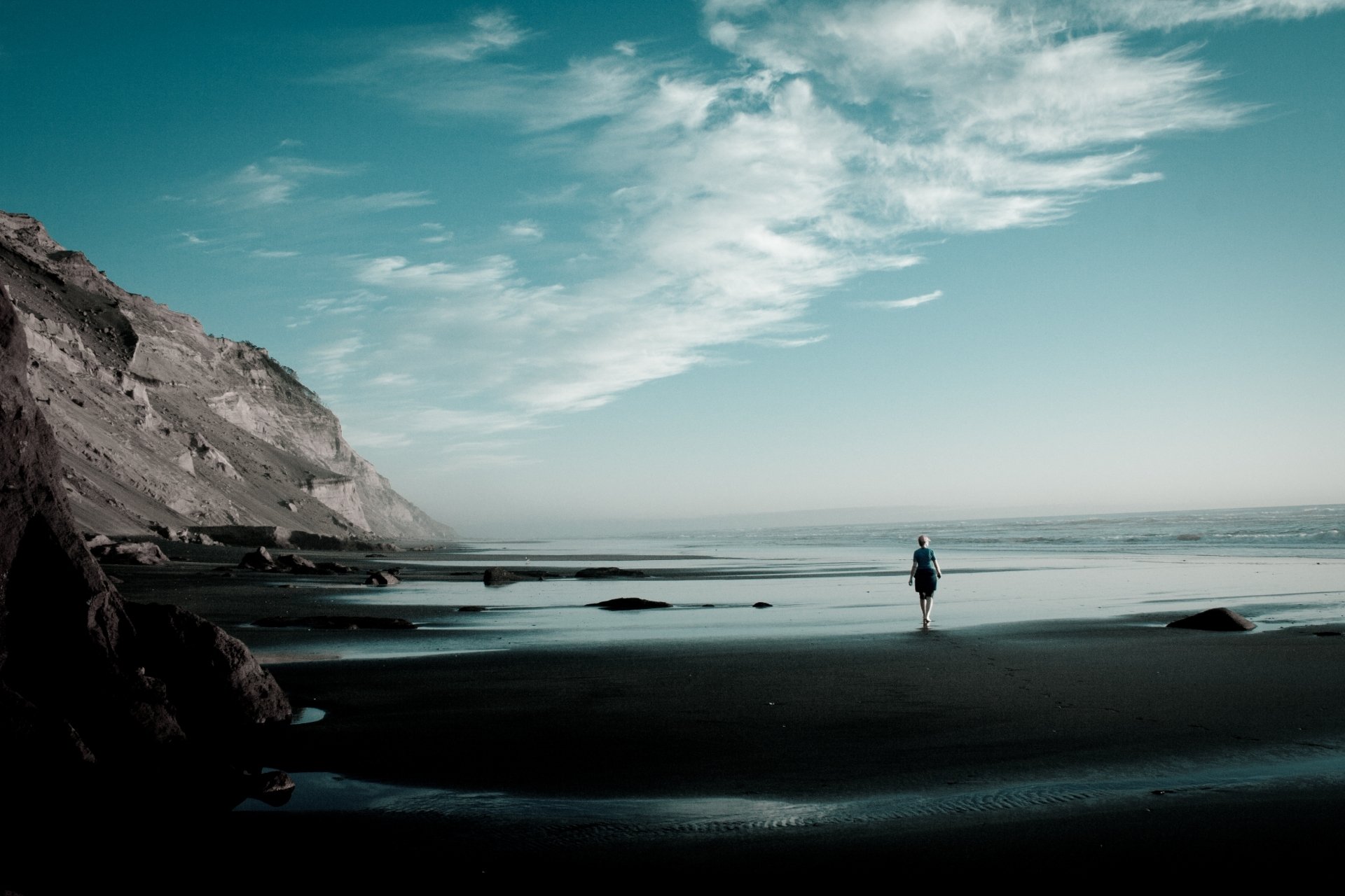 côte plage sable roches océan ciel nuages fille solitude humeur