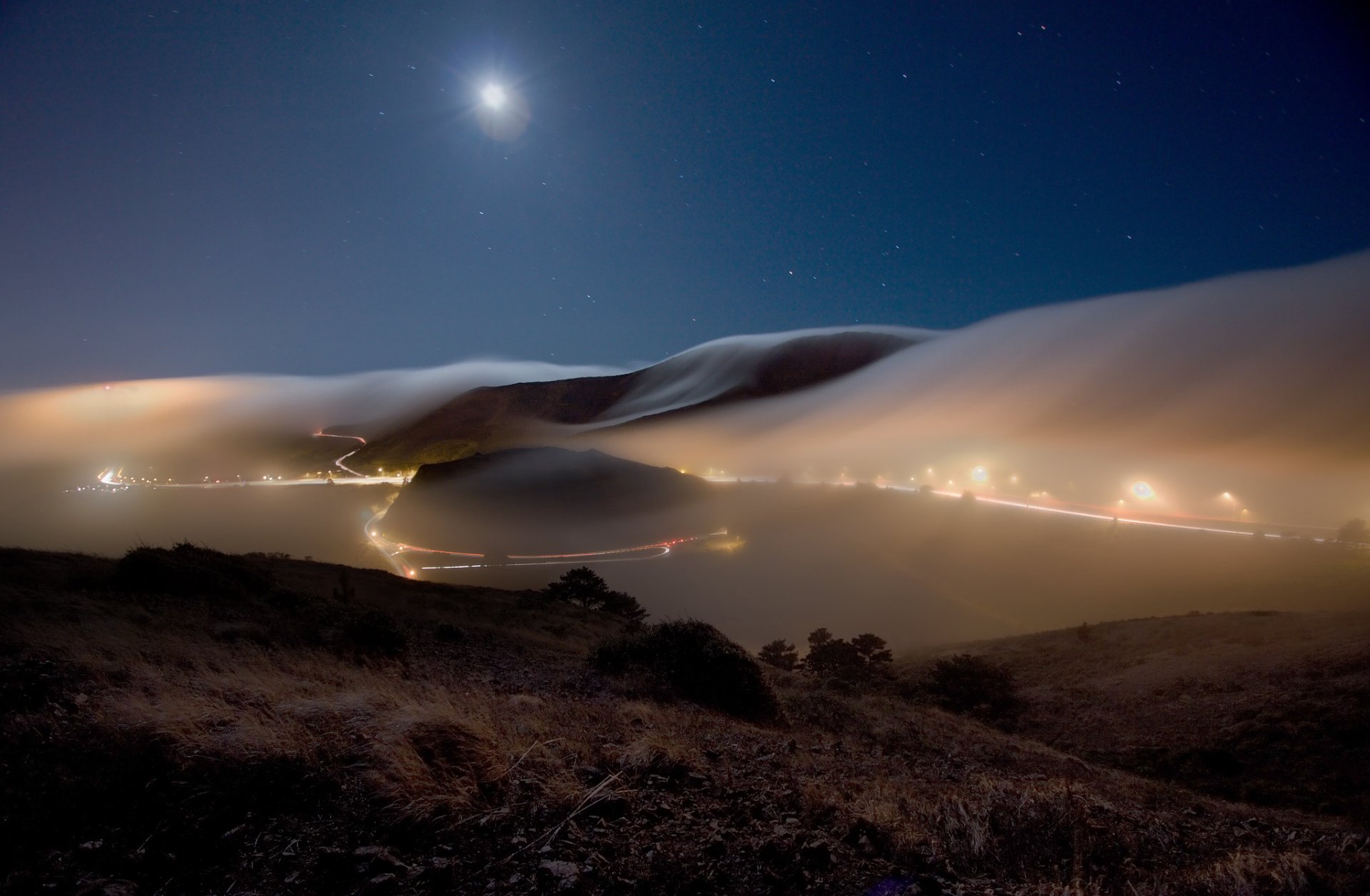 natur landschaft vorort nacht abend himmel sterne mond hügel straße spur nebel dunst lichter laternen