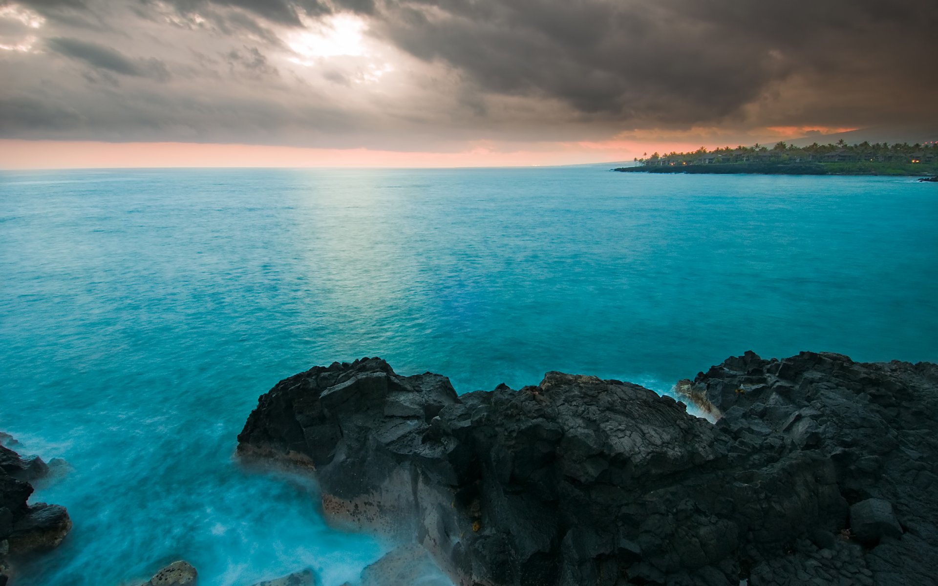 hawaii tempête ciel nuages mer rochers maisons