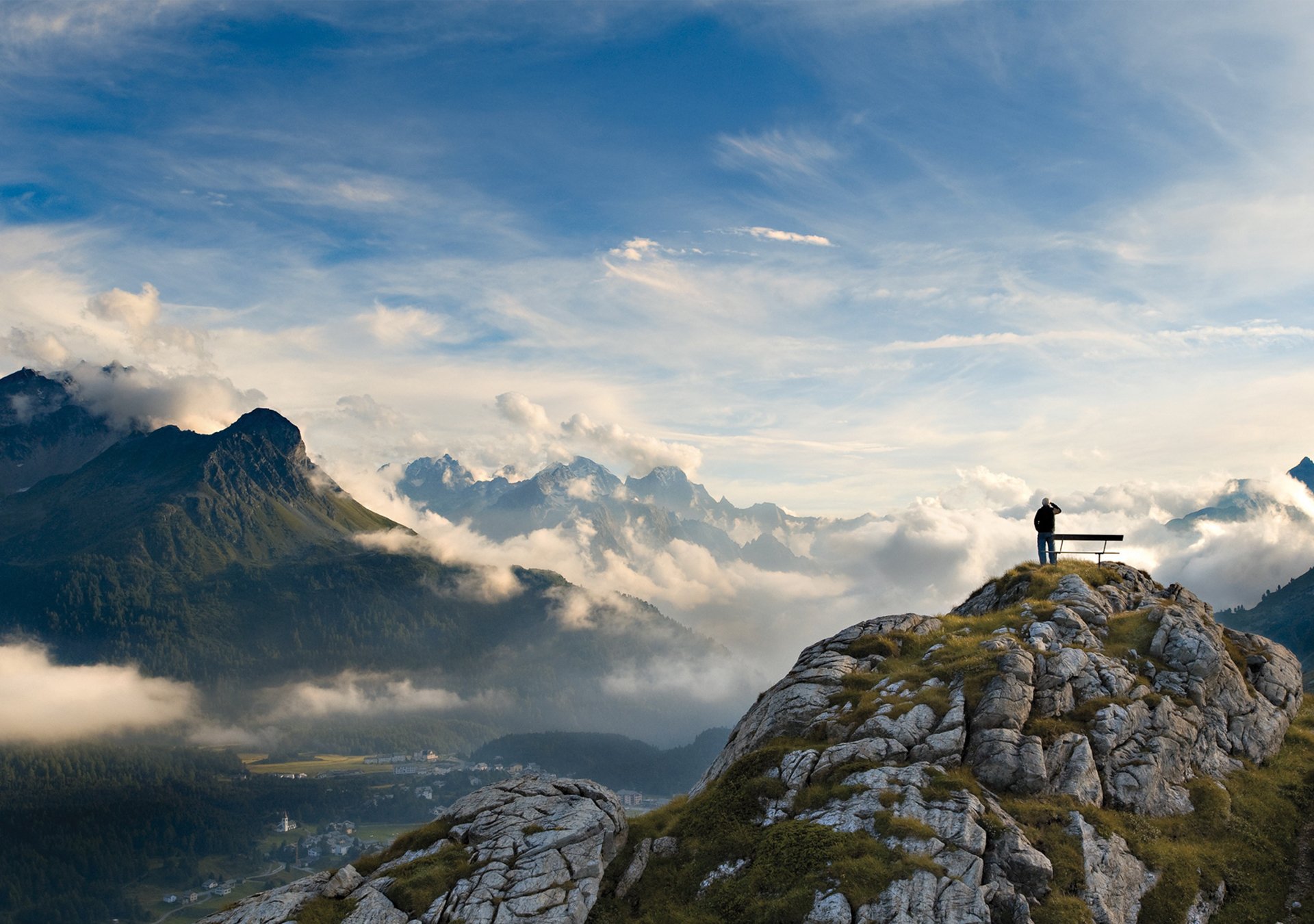 freude höhe schönheit wolken himmel berge tal bäume panorama landschaft mann hintergrundbilder foto