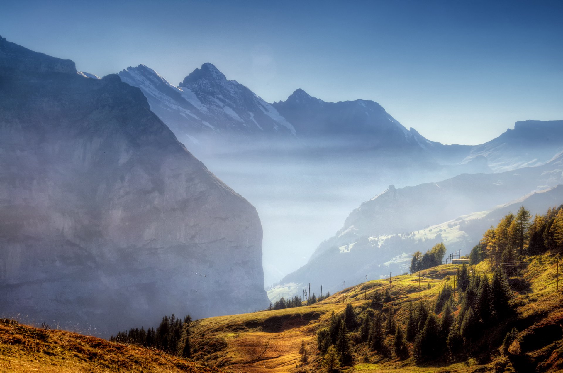 montagne valle nebbia