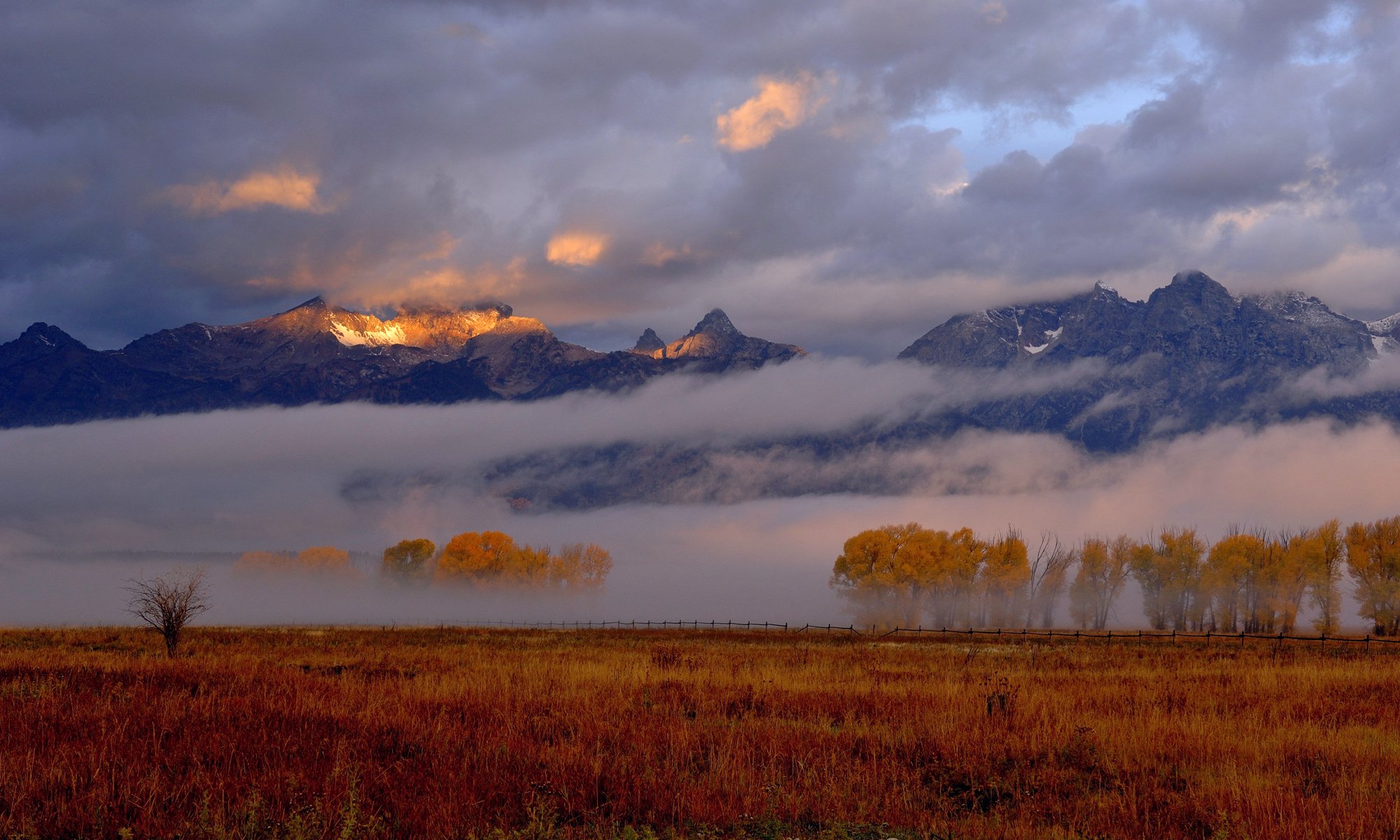 autunno montagna mattina nebbia cielo luce