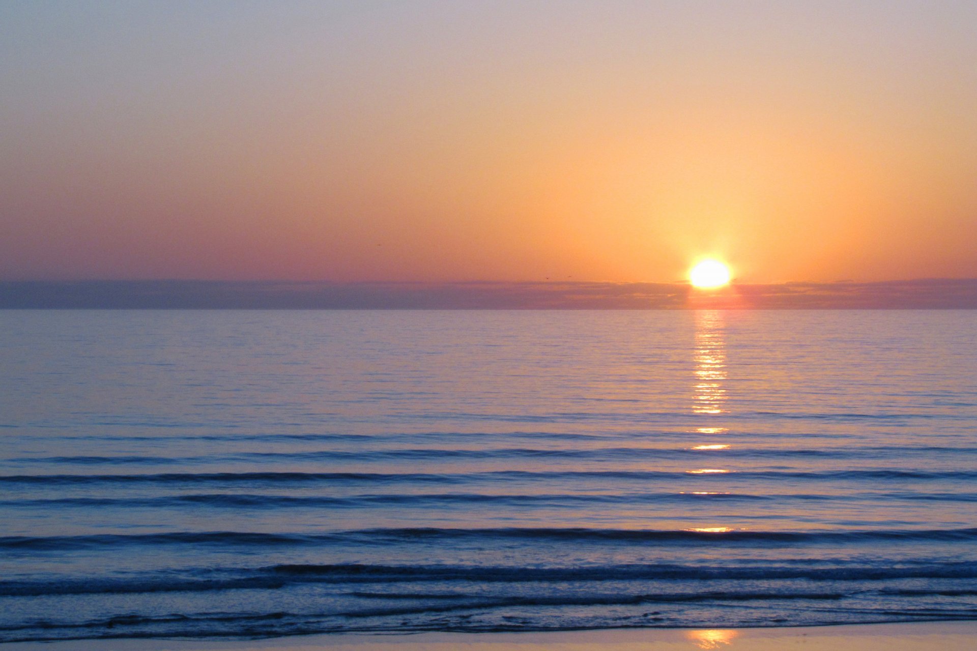 mer eau surface vagues couleur aube matin soleil nuages ciel lumière paysage
