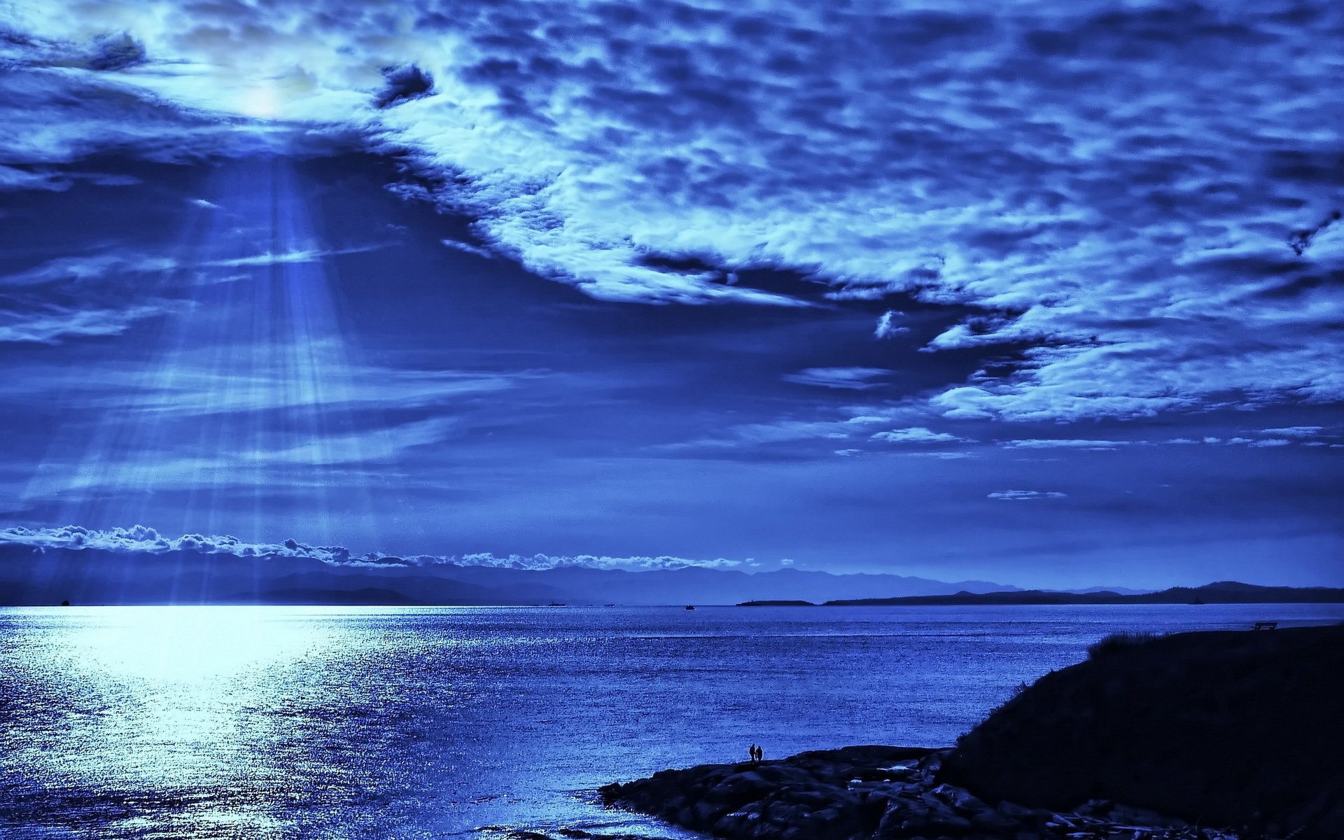 paysage nature mer rivière eau ciel nuages lumière. éclat rayons réflexion gens côte île nuit homme éclat