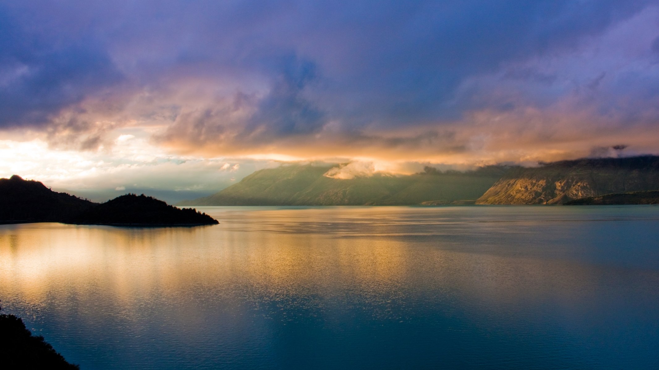 paesaggio natura alba mattina mare baia acqua montagna roccia luce cielo nuvole mattina baia rocce