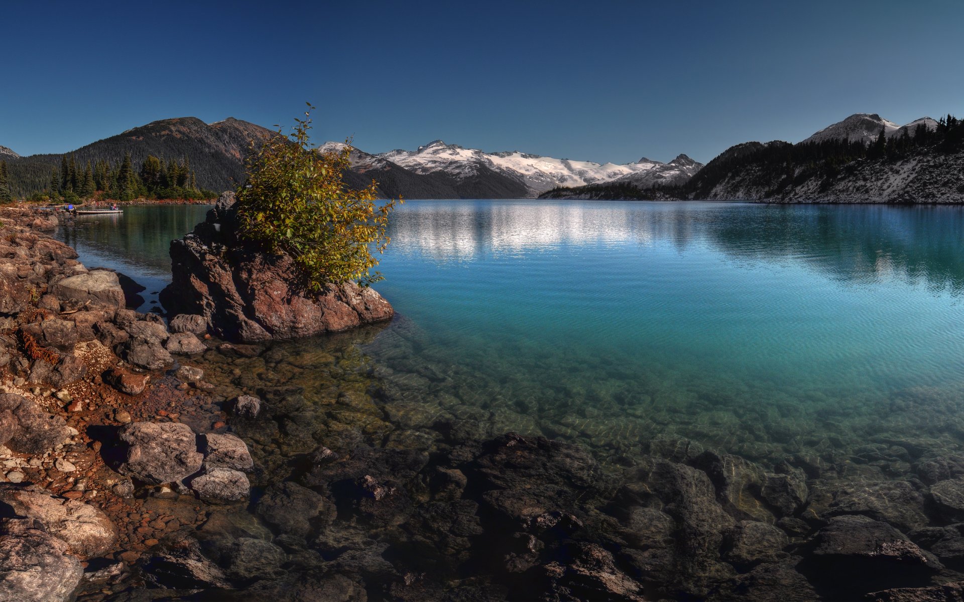 paisaje cielo nieve montañas rocas pendiente bosque árboles árboles de navidad agua piedras lago garibaldi canadá